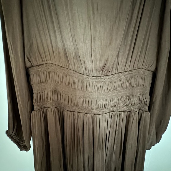 Silky so soft and comfortable and so flattering - Picture 3 of 3